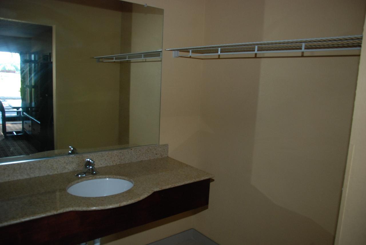 Mount Laurel Motel Hazleton Eksteriør billede